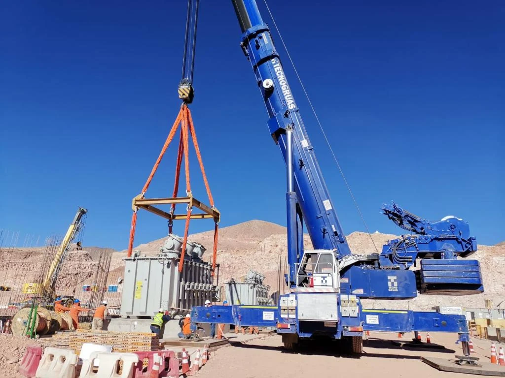 Maniobra de izaje de un transformador en una instalación eléctrica
